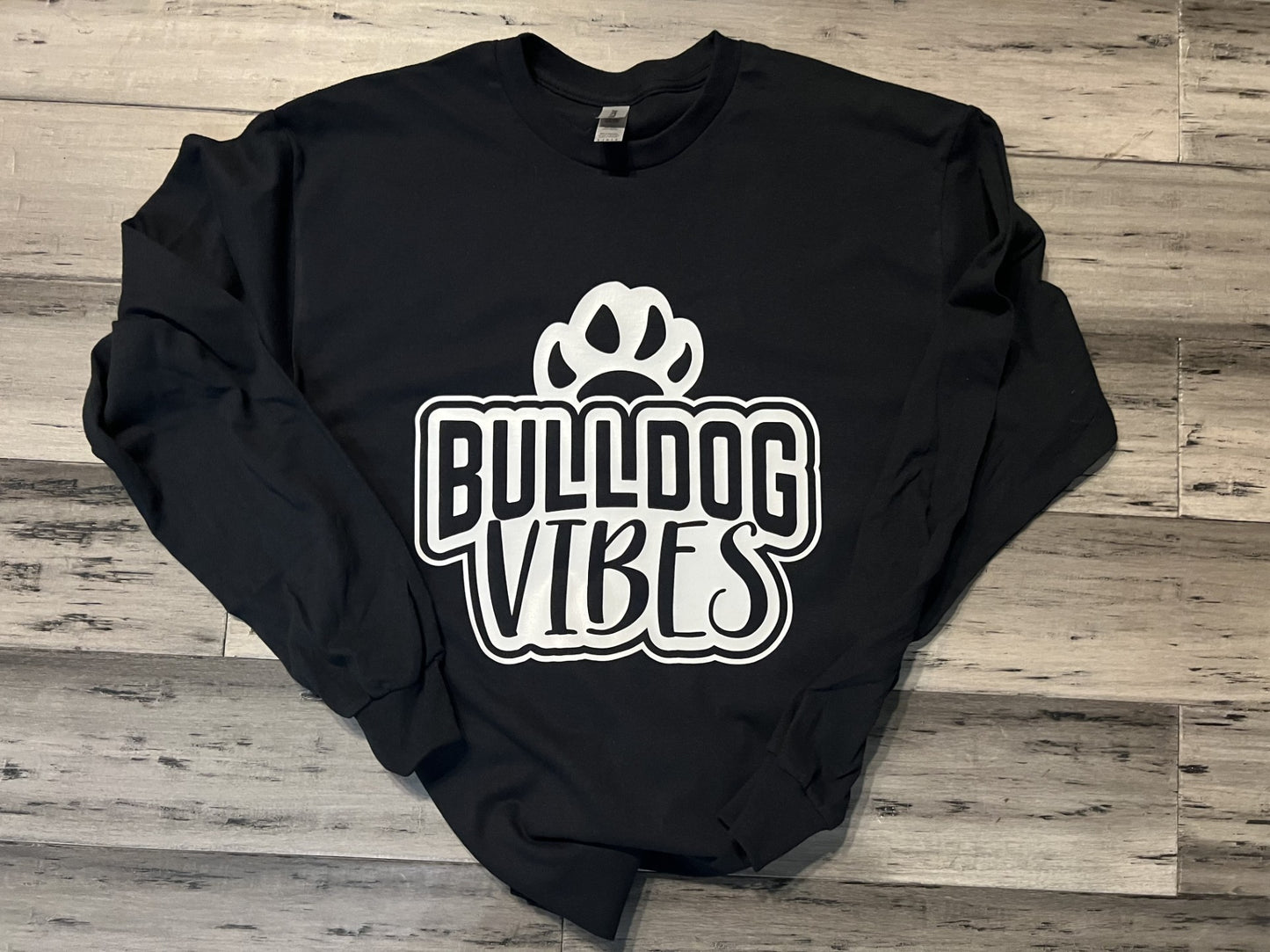 BULLDOG VIBES LONG_SLEEVED TEE